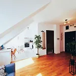 Ee Apartment *